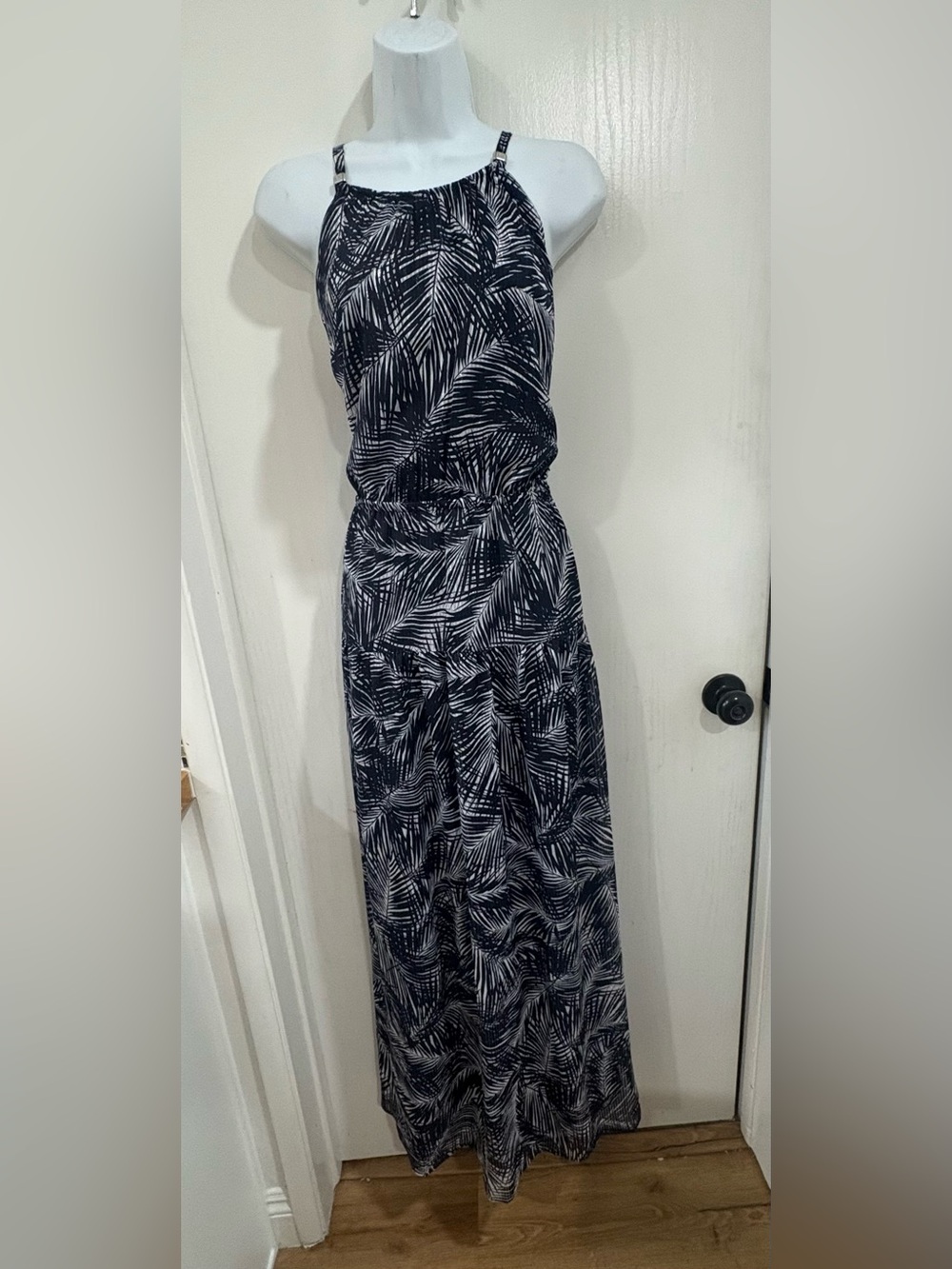Tropical resort/vacation Sleeveless Palm-Print Maxi Dress in Navy and White